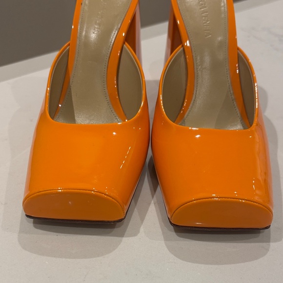 Bottega Veneta Tower 105 Bright Orange Mules in Patent Leather - Picture 7 of 7